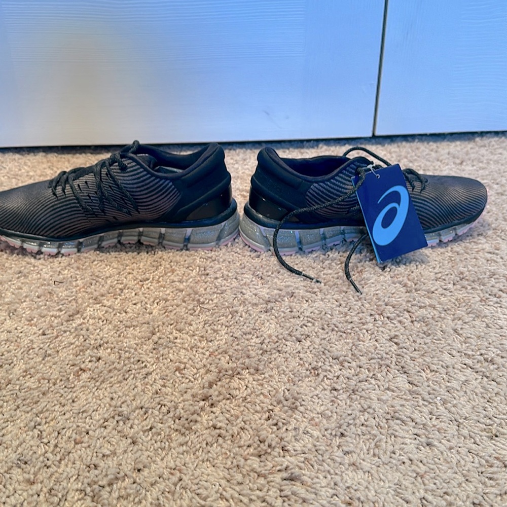 WOMENS BLACK OASICS SIZE 7 1/2 NEW